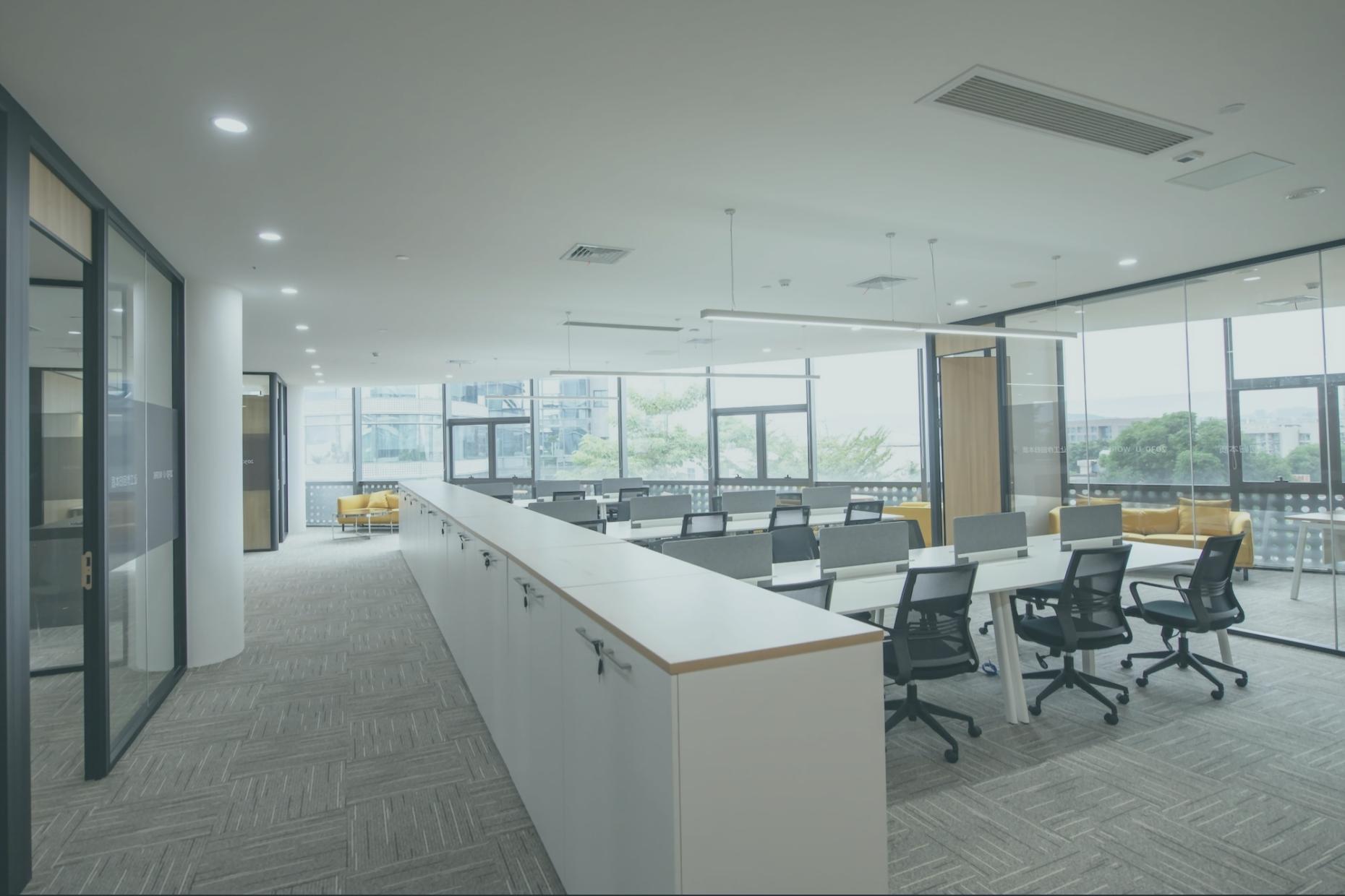 Étude de marché avec documents financiers et outils d'analyse