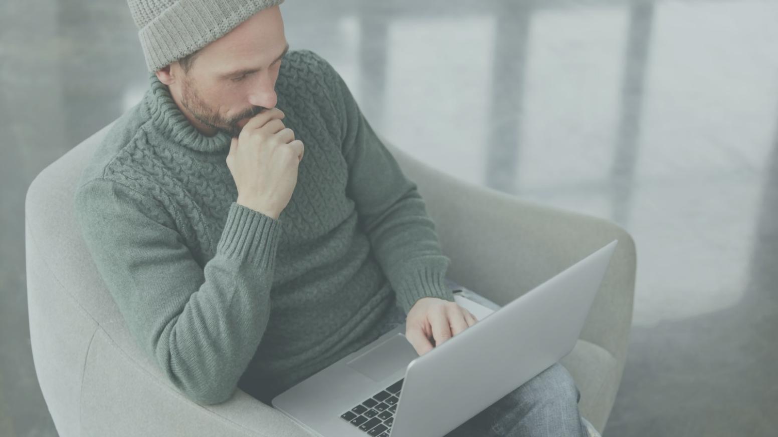 Espace de travail organisé montrant un environnement propice à l'apprentissage et à la réflexion financière