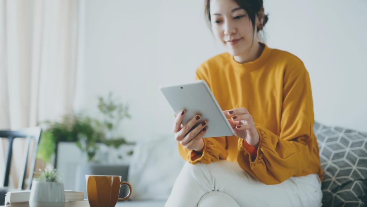 Espace de travail avec documents financiers et ordinateur portable