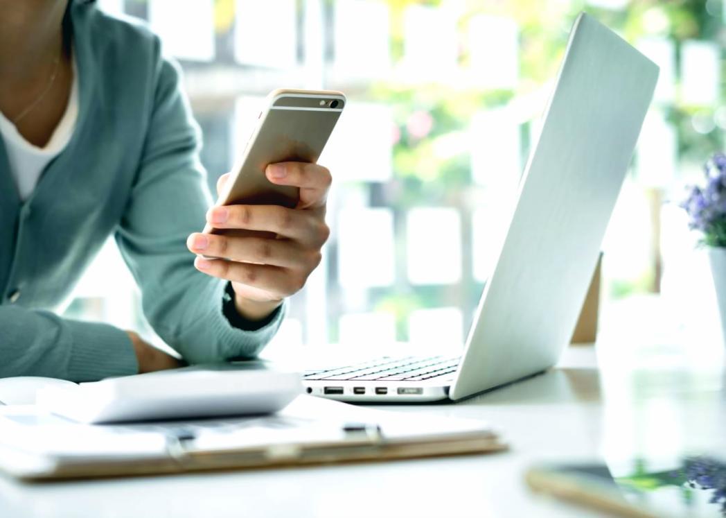 Session de formation en investissement avec des participants engagés dans l'apprentissage